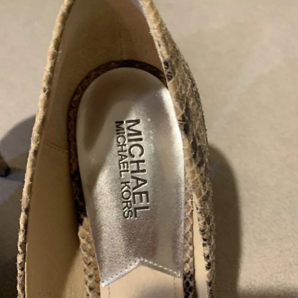 Michael Kors Beige Snakeprint Leather Pumps sz 8.5 M
